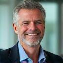 Porträt von Thomas K., einem Mann mittleren Alters mit einem zufriedenen Ausdruck, der Gesundheit und Zufriedenheit repräsentiert.